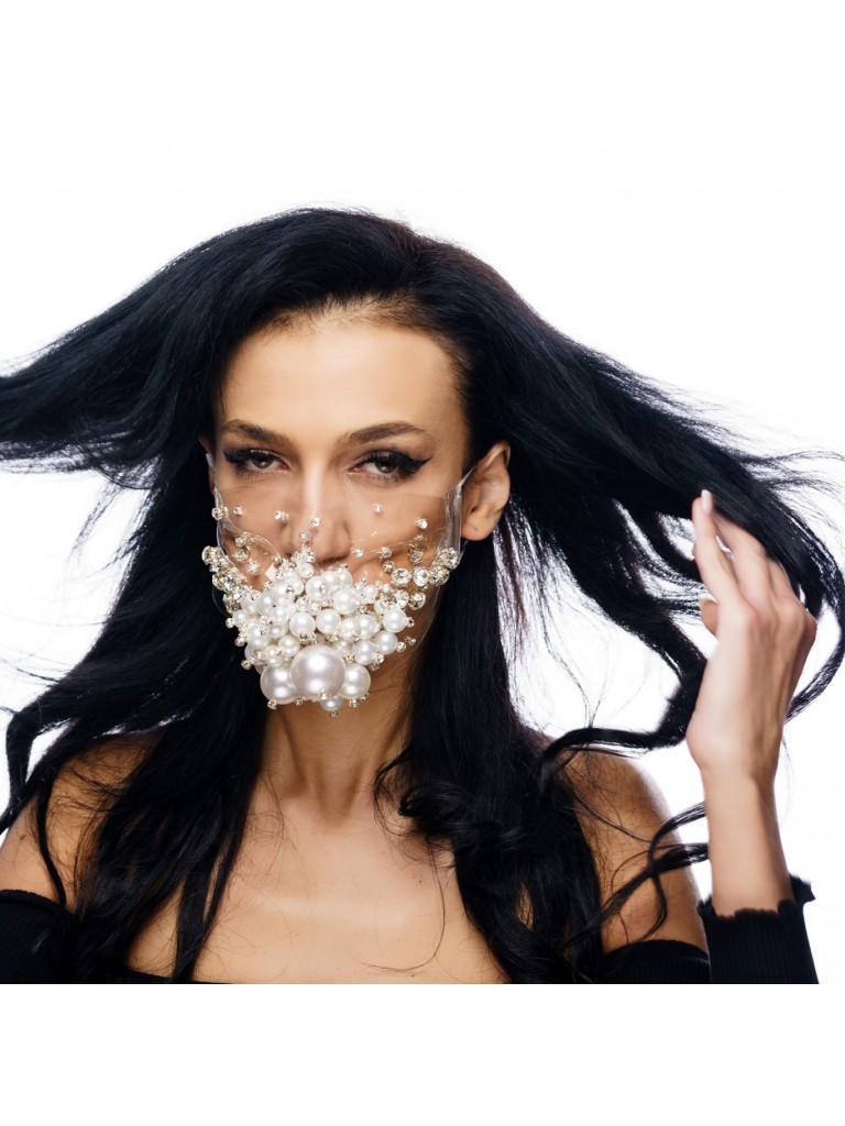Masca fashion, Laura Olteanu, cu perle supradimensionate