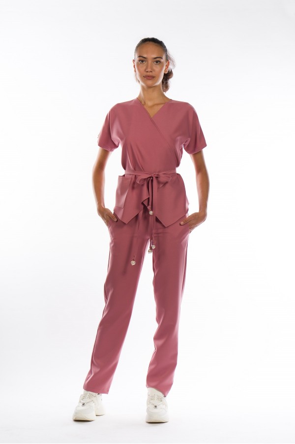      Uniforma medicala dama, Laura Olteanu, bluza petrecuta-pantaloni, roz prafuit