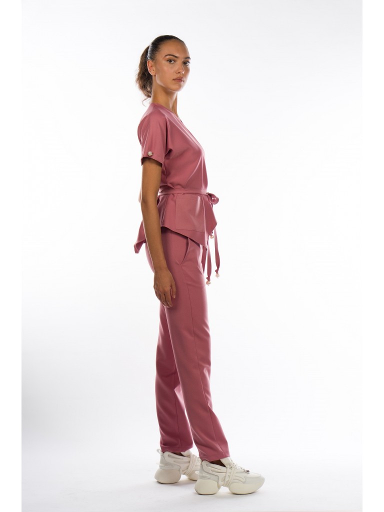      Uniforma medicala dama, Laura Olteanu, bluza petrecuta-pantaloni, roz prafuit