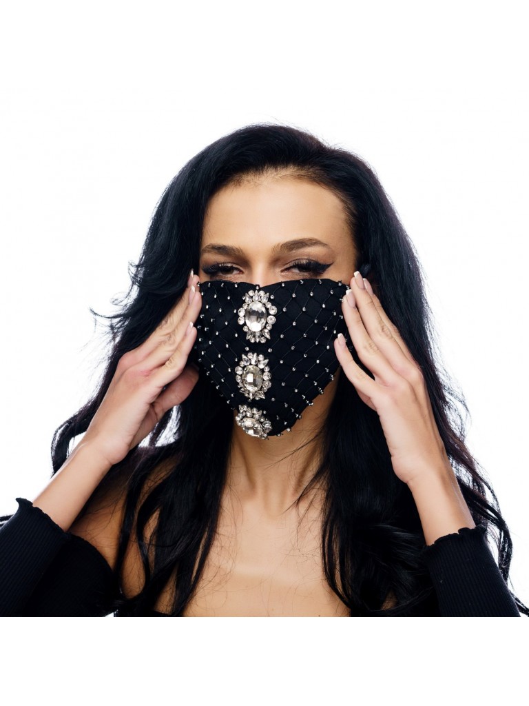 Masca fashion, Laura Olteanu, neagra cu bijuterii