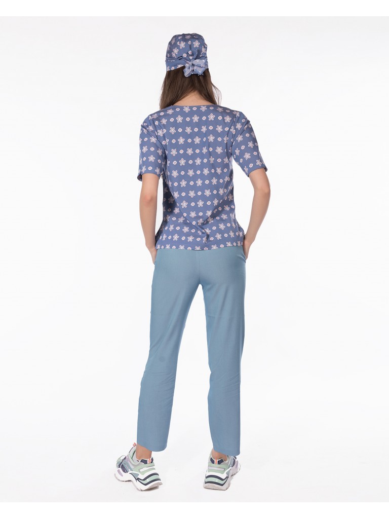 Costum medical dama, Laura Olteanu, bluza-pantalon-bandana, bleu cu roz