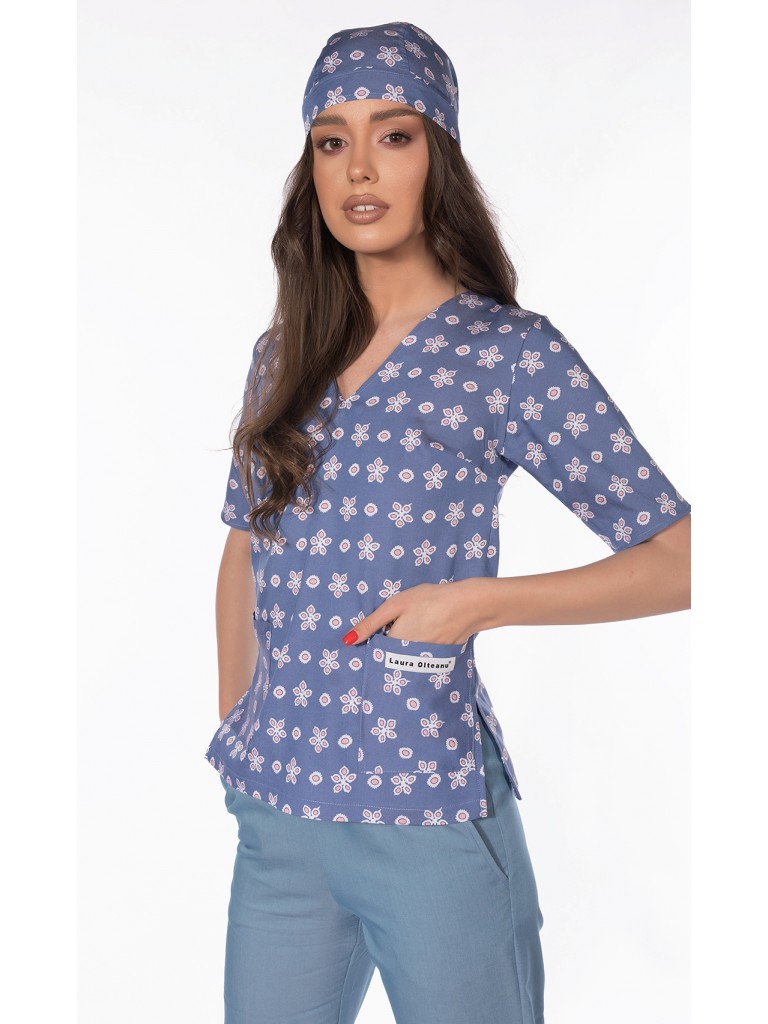 Costum medical dama, Laura Olteanu, bluza-pantalon-bandana, bleu cu roz