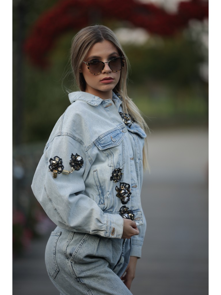 Geaca jeans denim, accesorizata cu lant auriu gros si perle supradimensionate